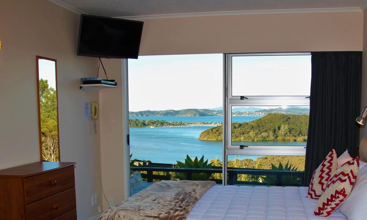 Haruru Hotel | Cook's Lookout Motel