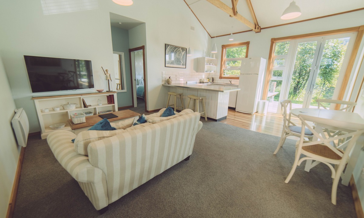 Stokes Valley Hotel | Silverstream Retreat