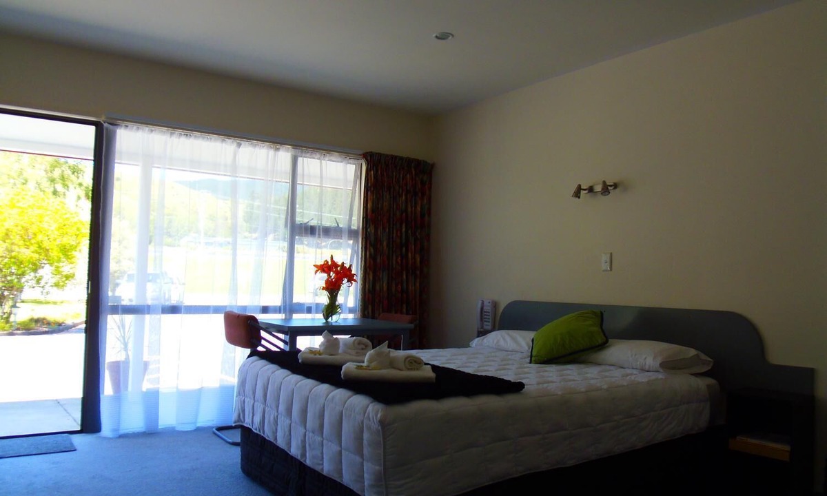 Paraparaumu Hotel | Kapiti Lindale Motel & Conference Centre