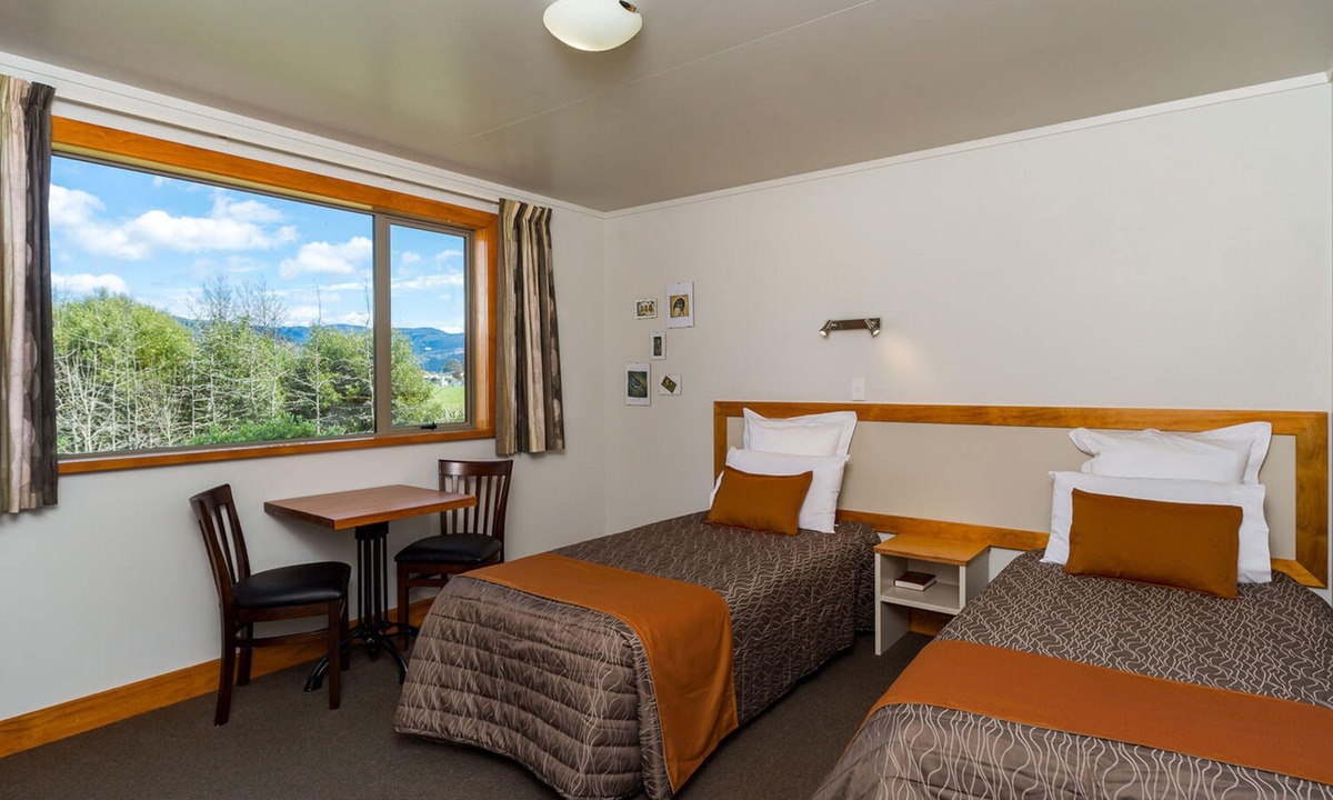Riwaka Hostel | Eden's Edge Lodge