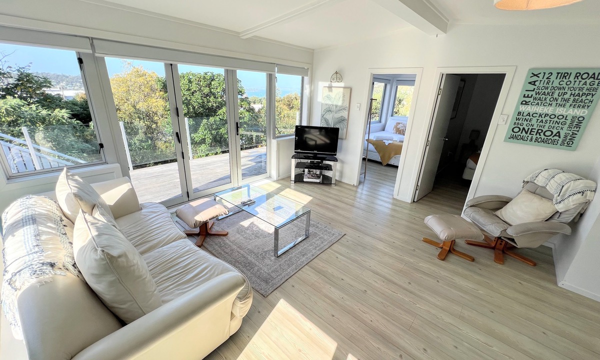 Oneroa Cottage | Tiri Cottage - Seaviews in Oneroa