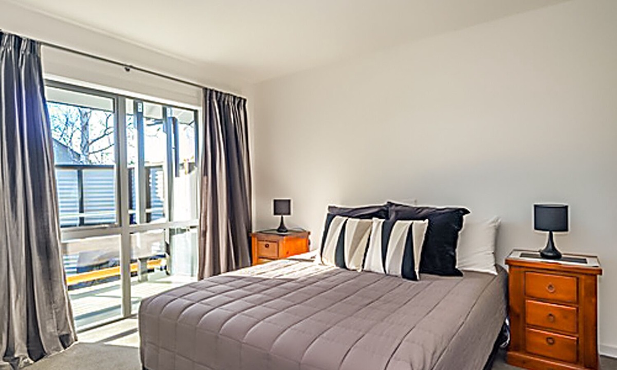 Geraldine Hotel | Black on Grey Motel