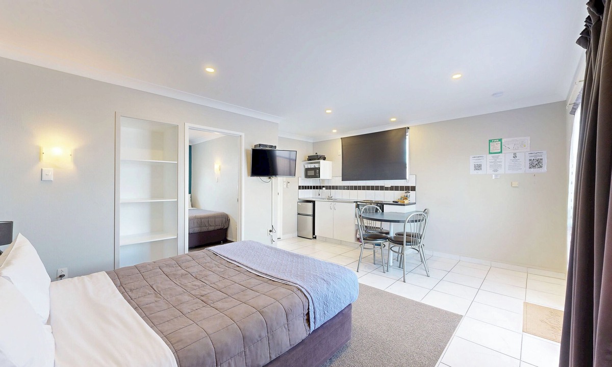 Westshore Hotel | Albatross Motel