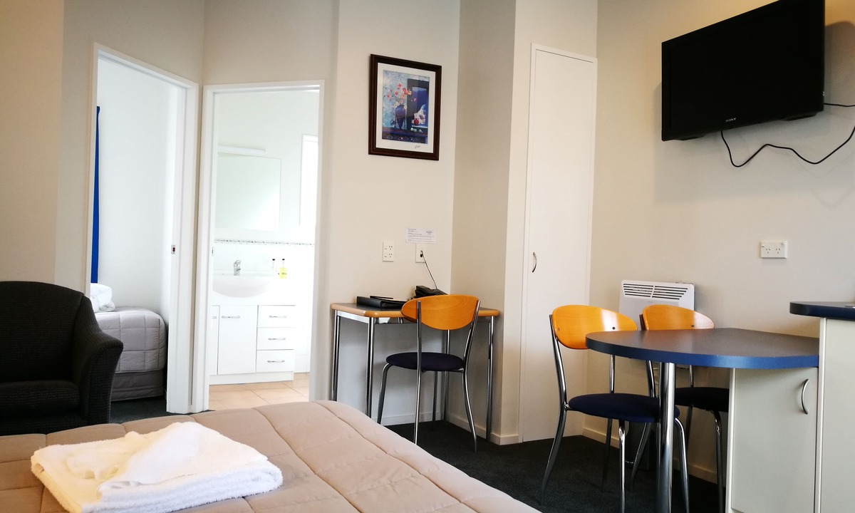 Russley Hotel | Airport Birches Motel
