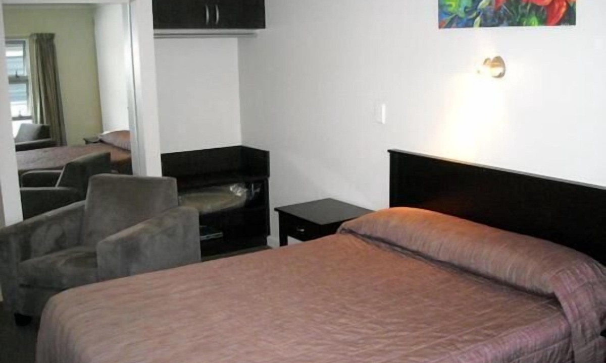 Milton Hotel | St John's Court Motel