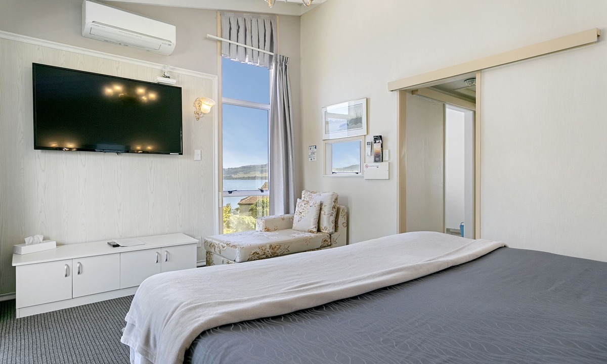 Hilltop Hotel | Taupo Thermal Motel & Spa - Adults Only