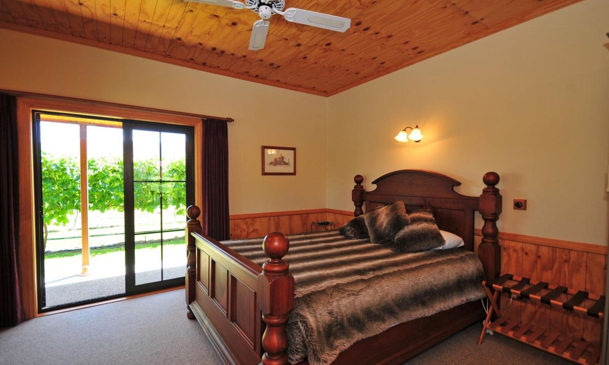 Lowburn Bed & Breakfast | River Rock Estate
