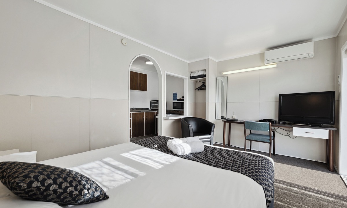 New Plymouth Hotel | Flamingo Motel