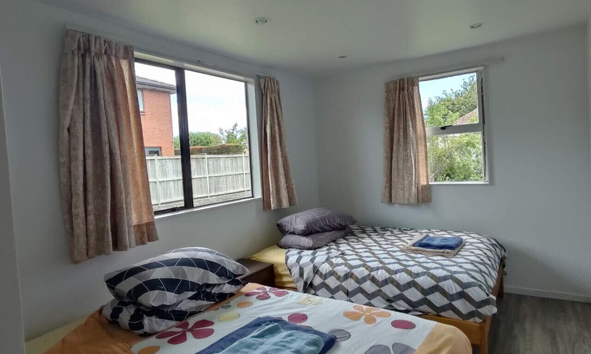 Mount Albert Ski Chalet | 4 double and 2 Sofa Beds in 2 Bedroom