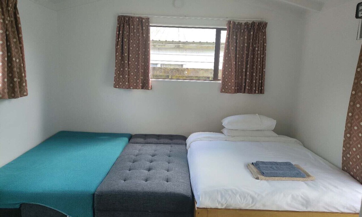 Epsom Ski Chalet | 1 double and 1 sofa bed Garden Chalet