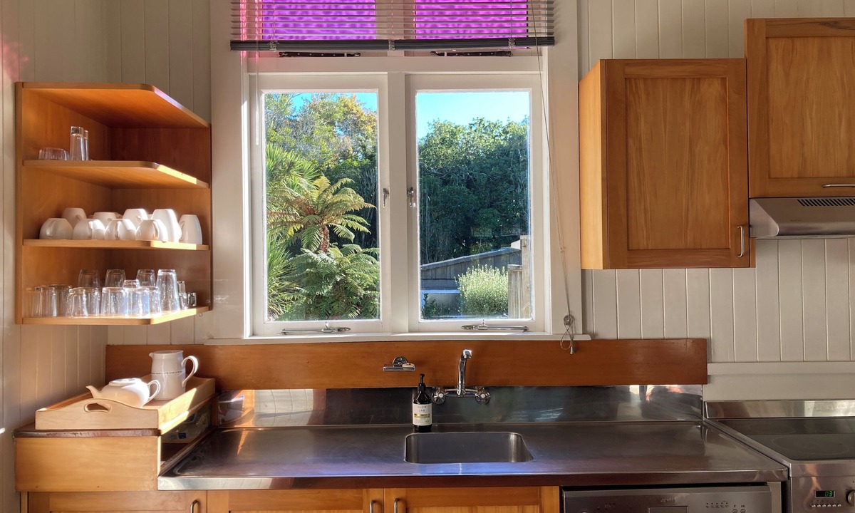 Sandringham House | Charming artist bungalow with tropical garden