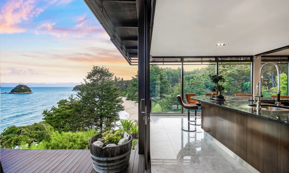 Ngaio Bay Cabin | Exclusive Jacuzzi Suite - Ocean Views