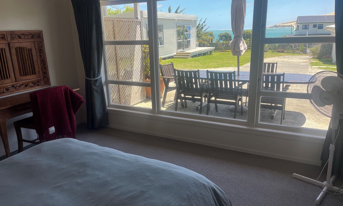 Omapere Apartment | Sneezle Beezle Beach Apartment