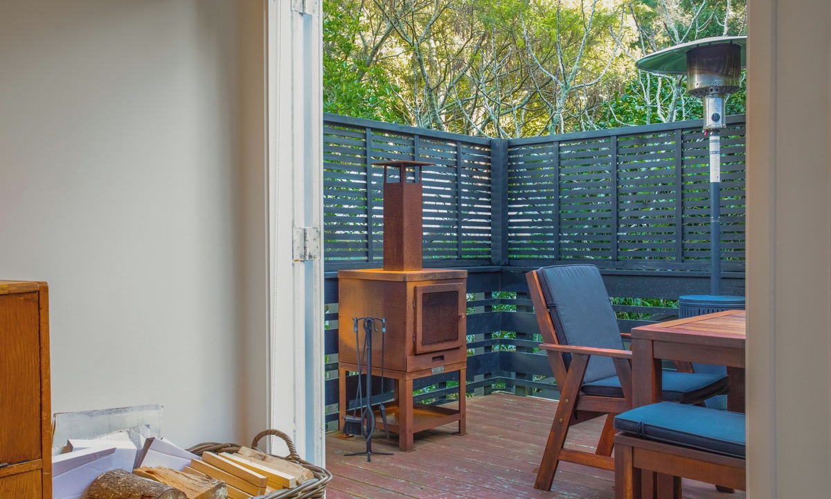 Laingholm Apartment | Fun in the Sun with BBQ Kayak & Fire Pit