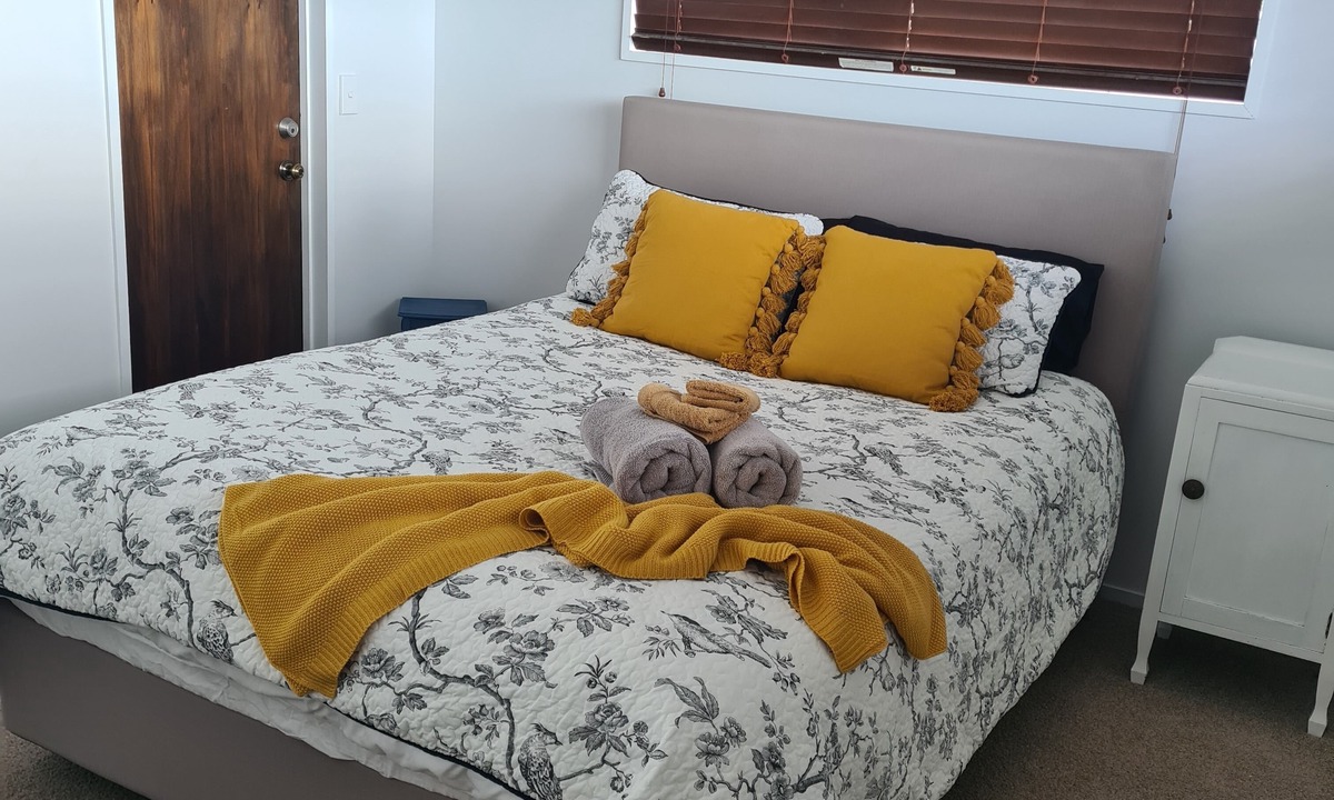 Tauranga House | Spacious Avenues Upstairs Apartment. Close to QEII and downtown Tauranga