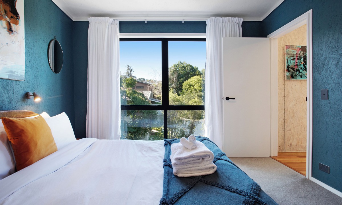 Torbay Apartment | Artist's Colourful Casa with Spa Pool