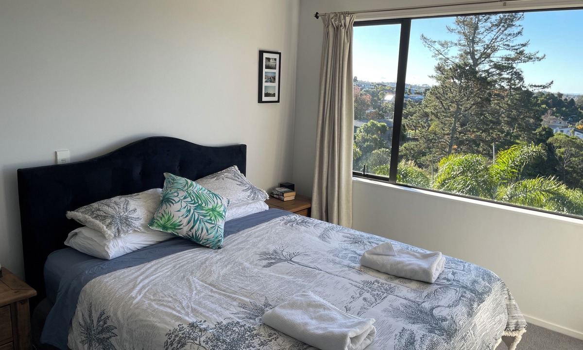 Murrays Bay House | Browns Bay Retreat with Pool Spa Gym and Sauna