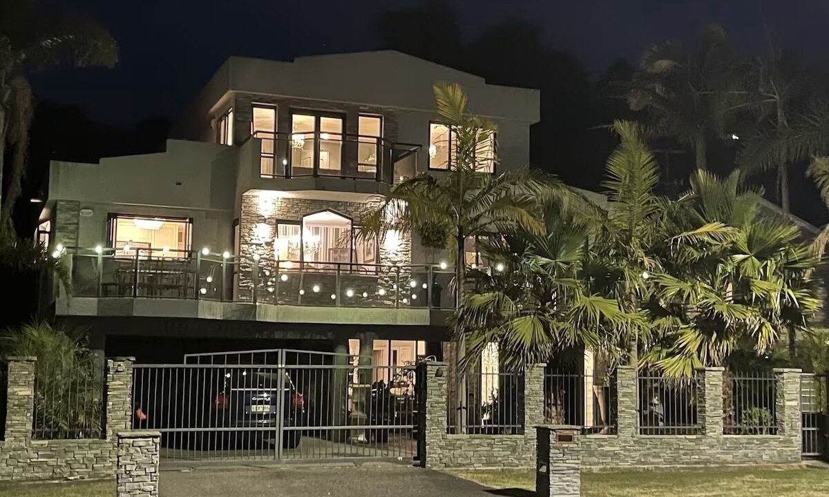Matakatia Apartment | The Palms on Tindalls, Stunning 1 Bed self contained Italian styled apartment