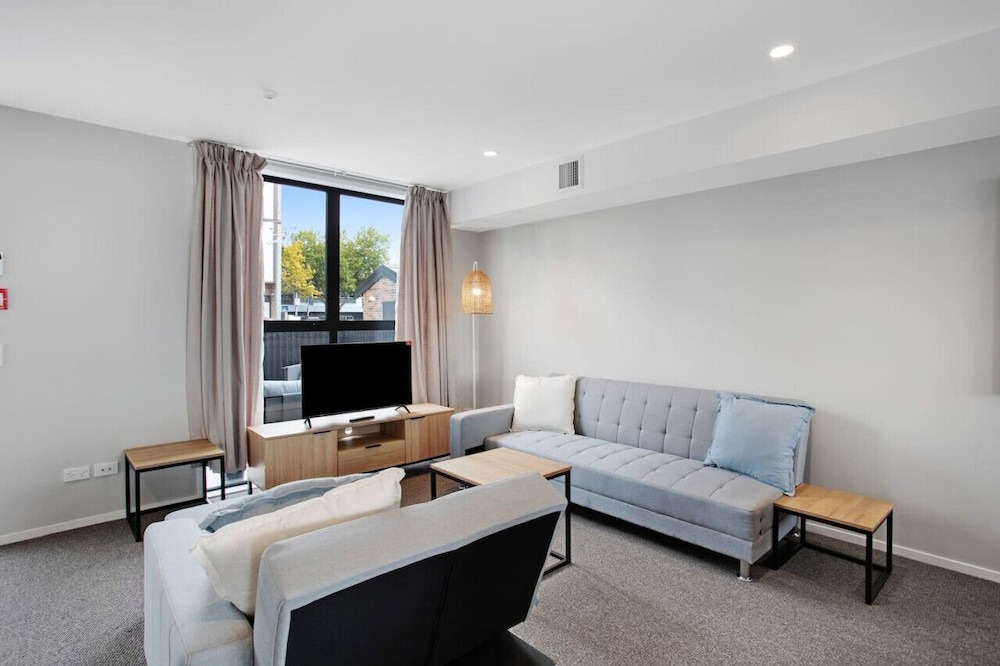 Grafton House | Glen's Townhouse with Parking and Wi-Fi