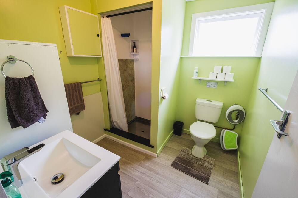 Kiwitea Cottage | Cliff Top Cottage just off SH1