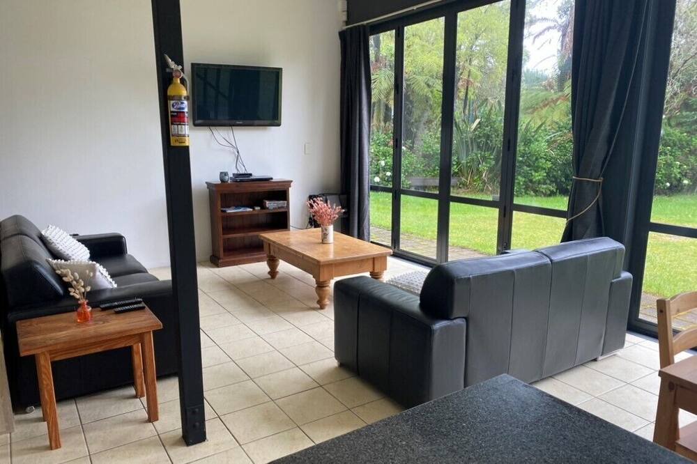 Tikitere Apartment | Lake Rotoiti - hot water creek.