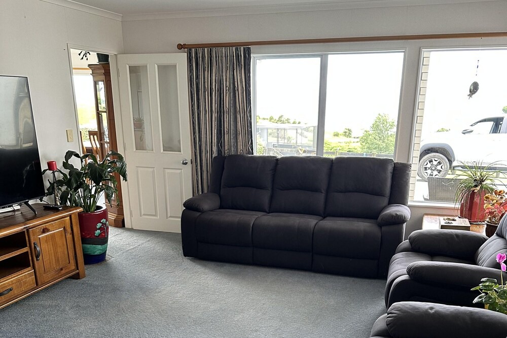 Whakatiwai House | SLICE OF HEAVEN IN KAIAUA WITH SEA VIEWS - BEACH & PARK WITHIN WALKING DISTANCE