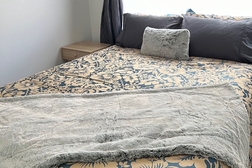 Aotea Bed & Breakfast | Self-contained nice 2 bedroom flat with own kitchenette, bathroom and entrance.