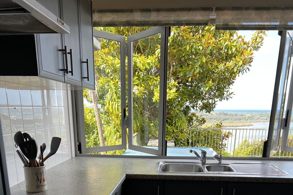 Haruru House | Sea views, 3 minutes drive to Paihia, 3 bed home