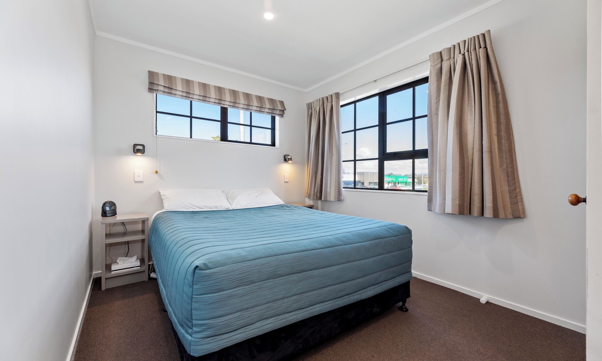 Springlands Hotel | Knightsbridge Court Motor Lodge