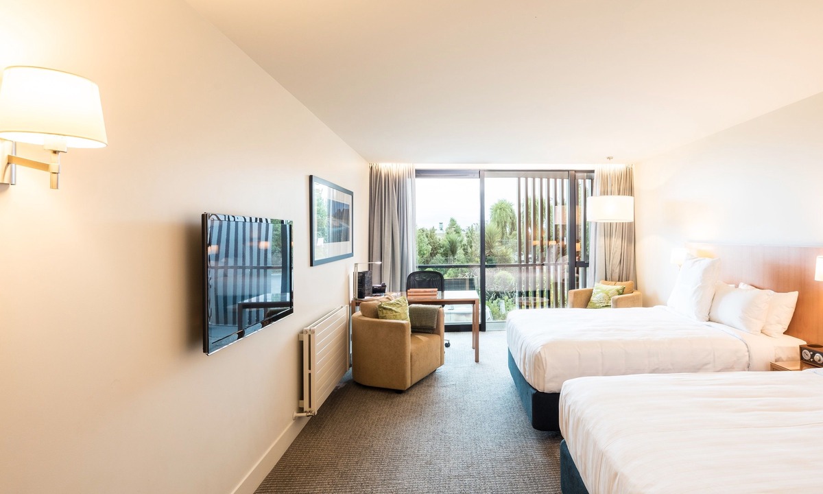 Burnside Hotel | Commodore Airport Hotel