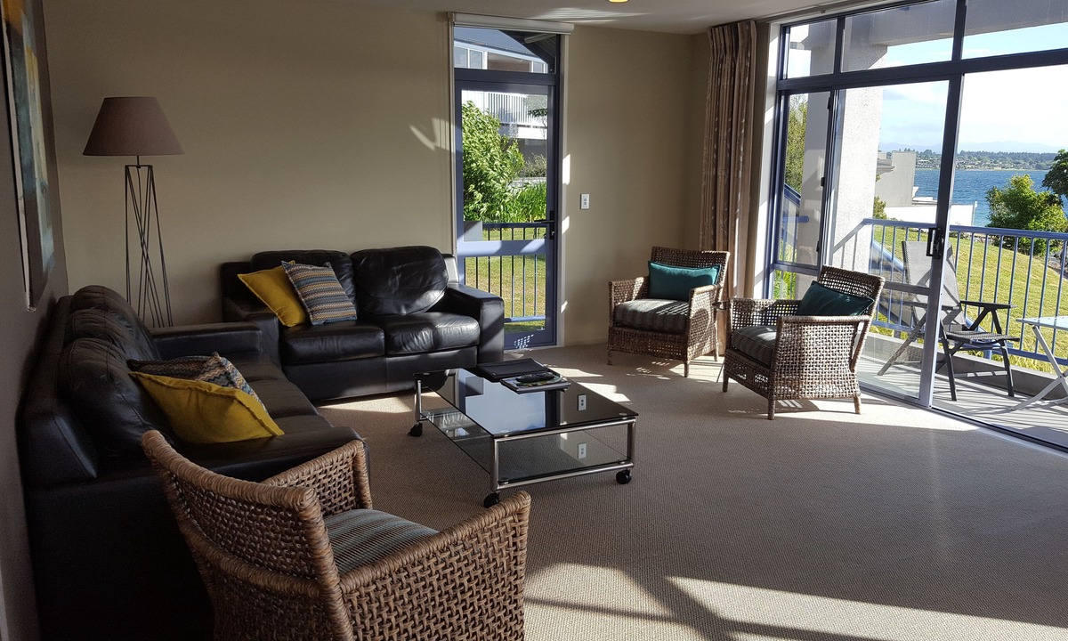Taupo Hotel | Sails On The Lake