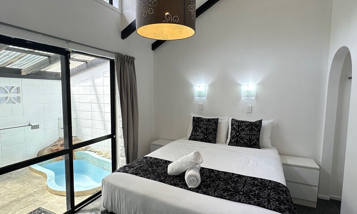 Two Mile Bay Hotel | Chelmswood Motel Taupo