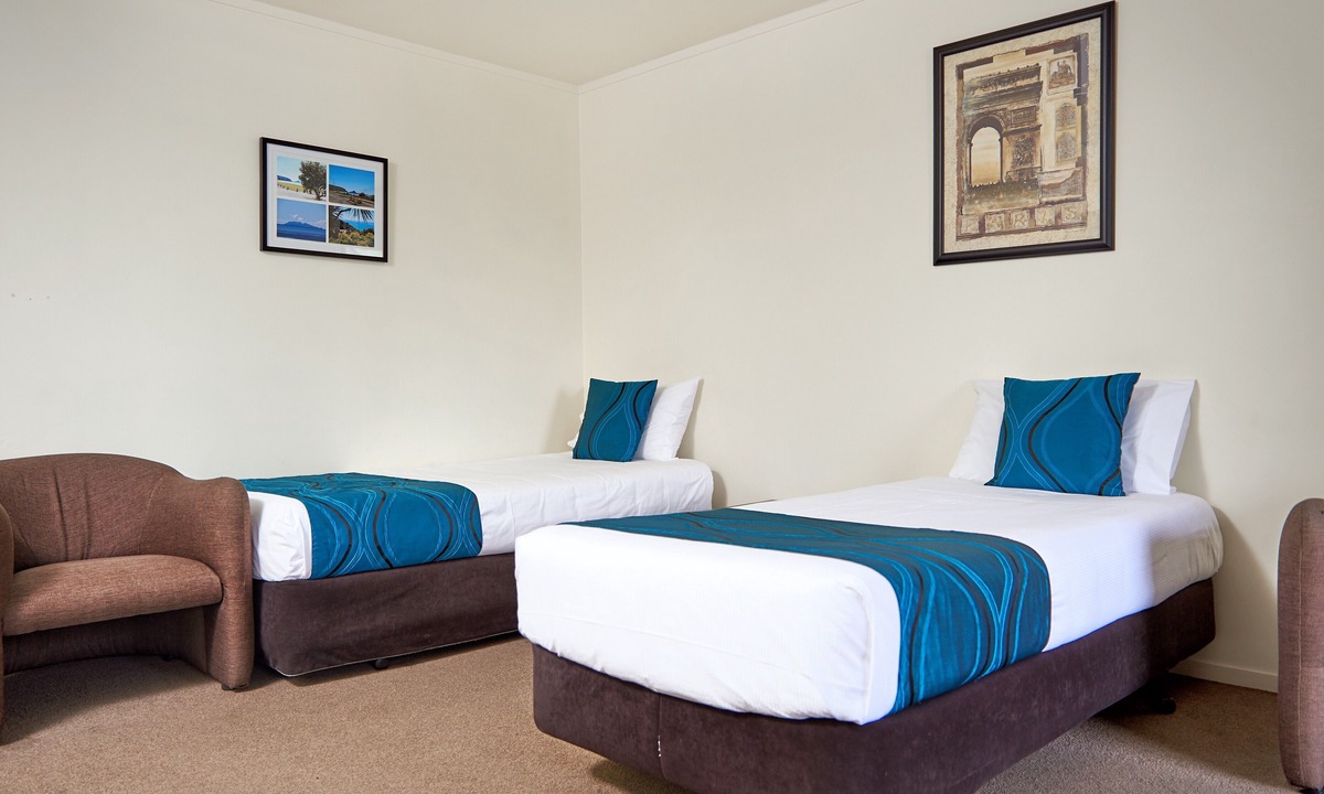 Whakatane Hotel | Barringtons Motor Lodge