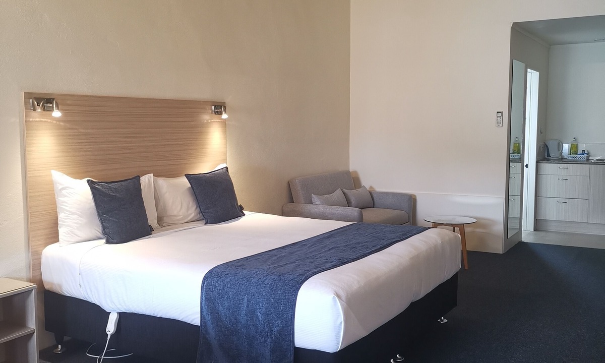 Cambridge Hotel | Captains Quarters Motor Inn
