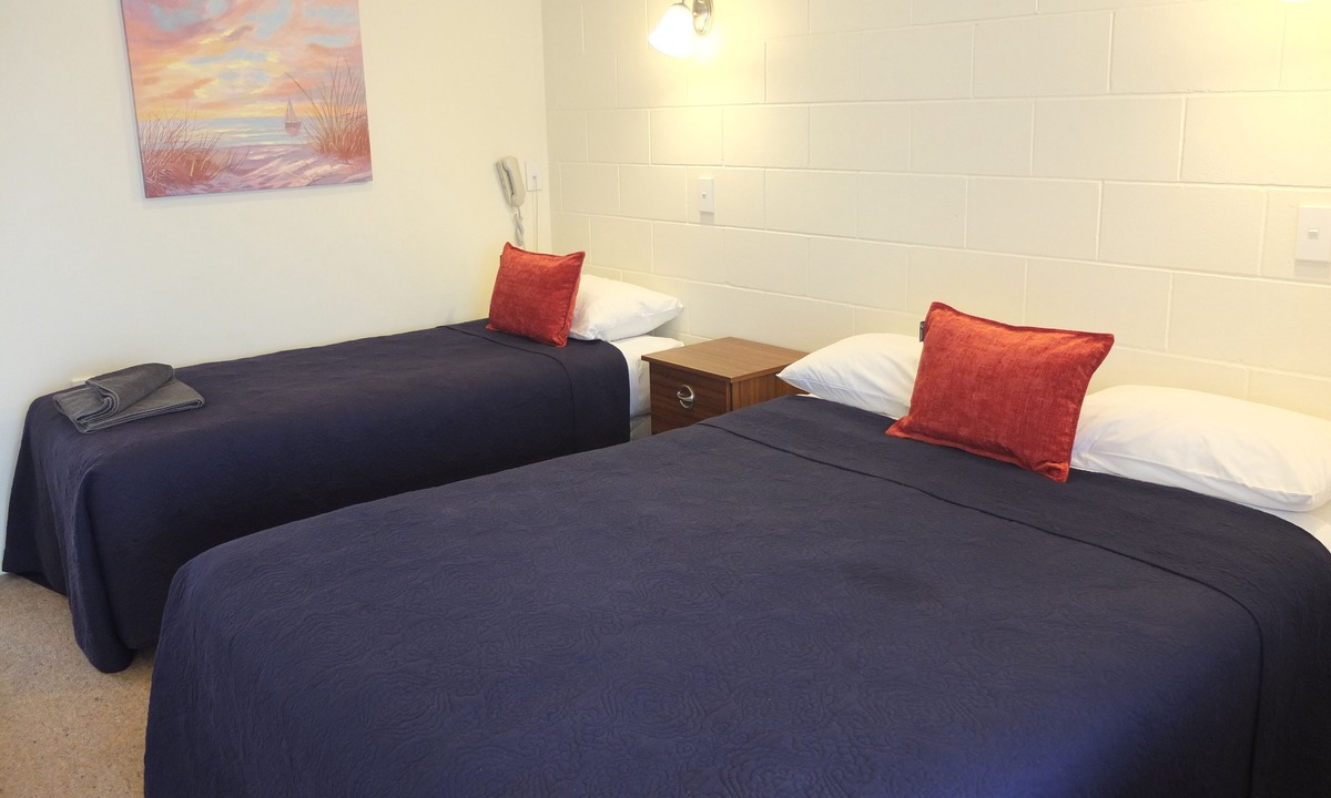 Cambridge Hotel | Colonial Court Motel