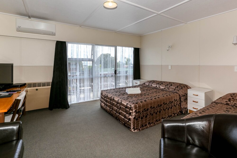 New Plymouth Hotel | Flamingo Motel