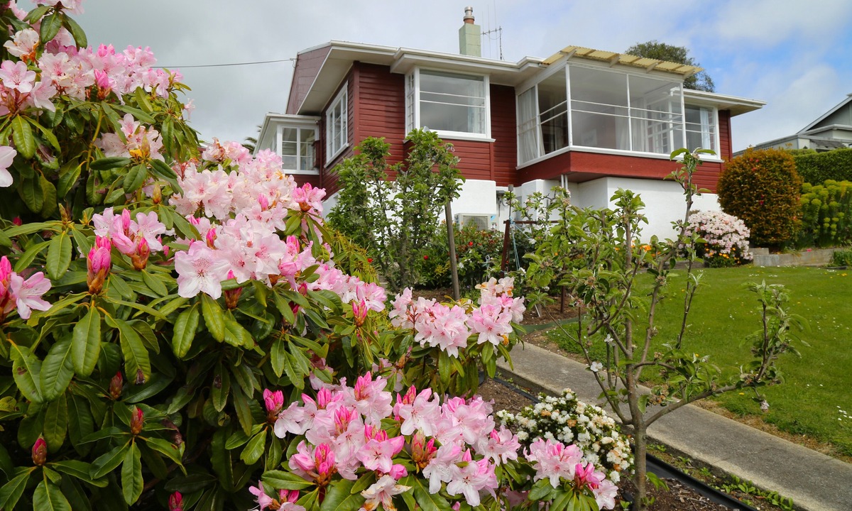 Oamaru House | Enjoy big views from this lovely home overlooking Oamaru.