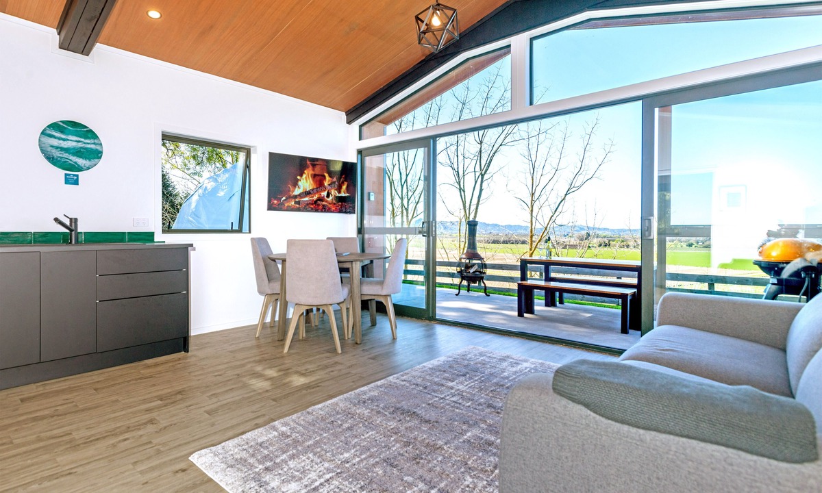 Patutahi Cabin | 208 Lake Road