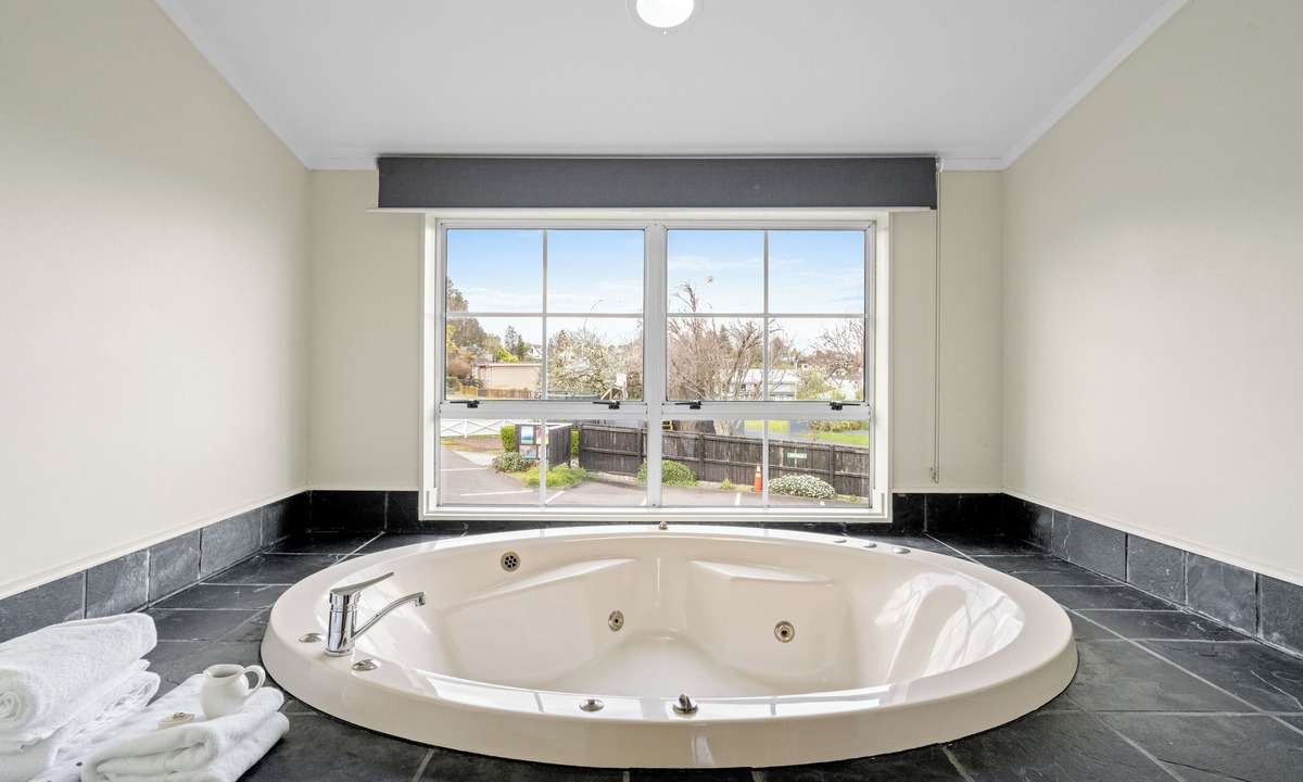 Two Mile Bay Hotel | Cottage Mews Motel
