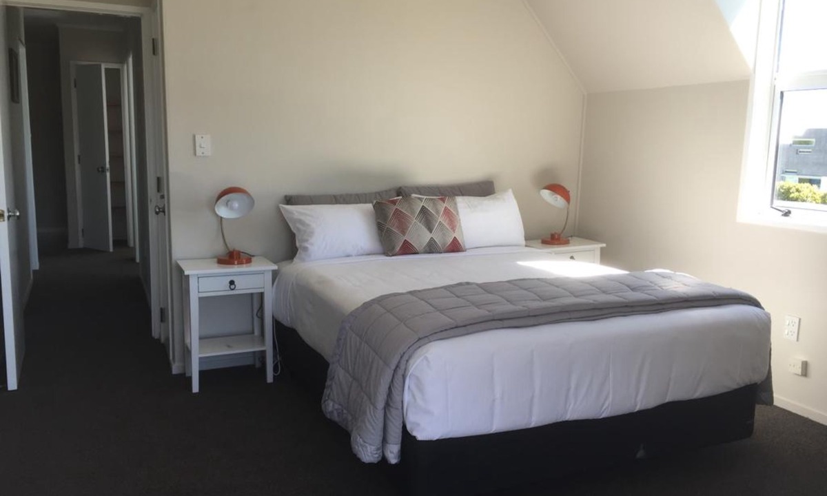 Waipahihi Hotel | Phoenix Resort