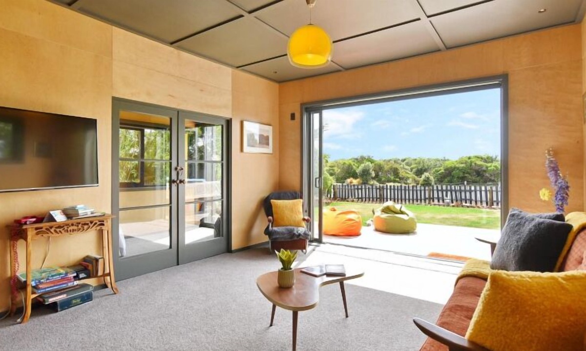 New Brighton Apartment | Splash Hut - Beach front Bach with a retro vibe