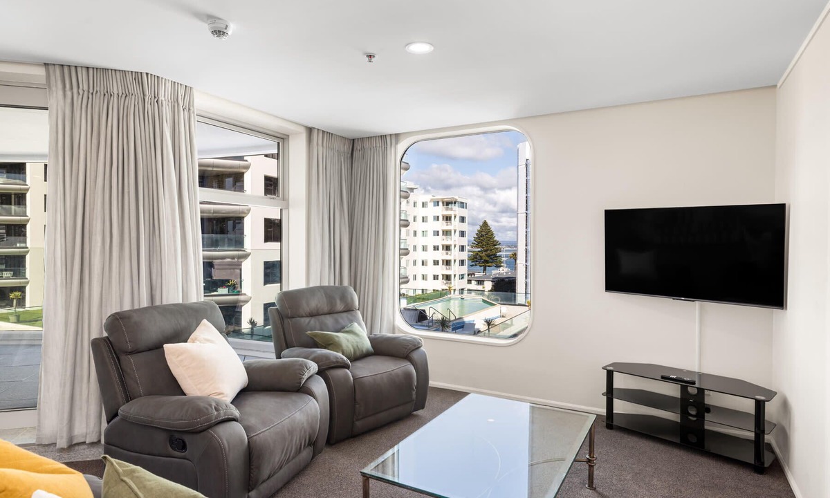 Mount Maunganui Apartment | A strand Of Paradise, Oceanside & Views with pool