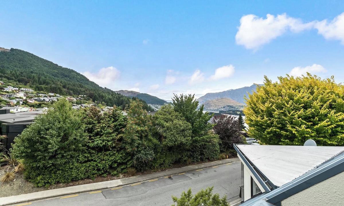 Fernhill Apartment | Sarahs Scenic Stay | Mountain Lake Views