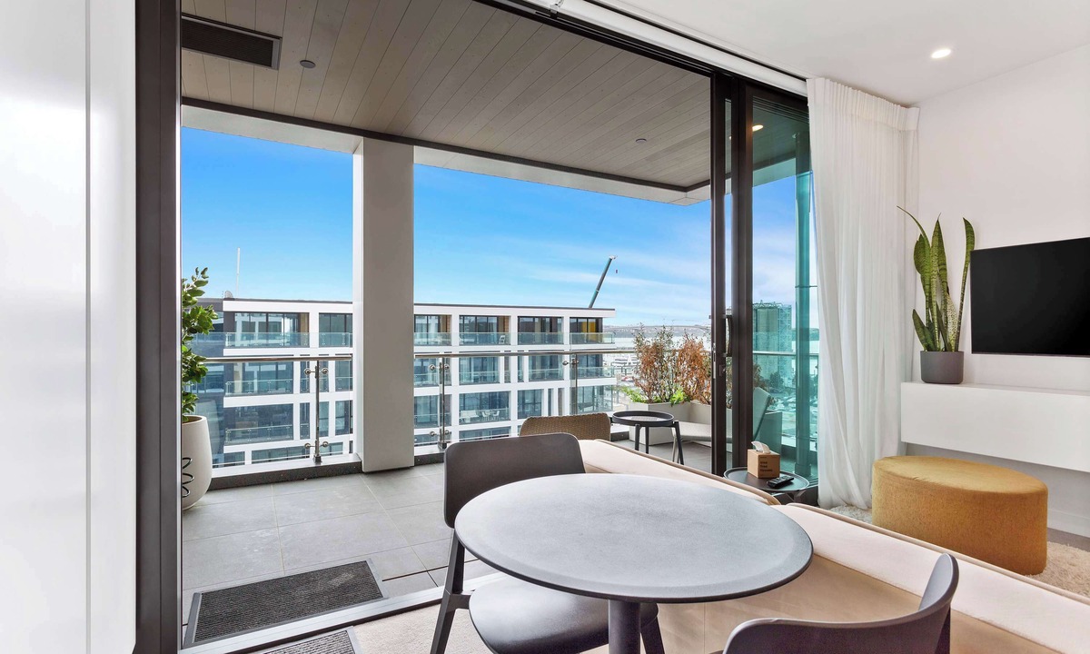 Auckland Central Business District Apartment | Sleek Modern Studio with Balcony by Zodiak Stays