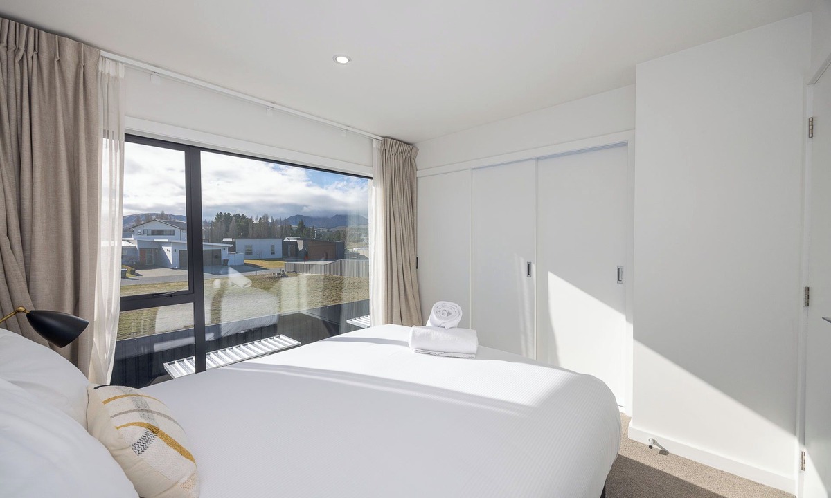 Albert Town Apartment | Alpine Junction Townhouse Apartments