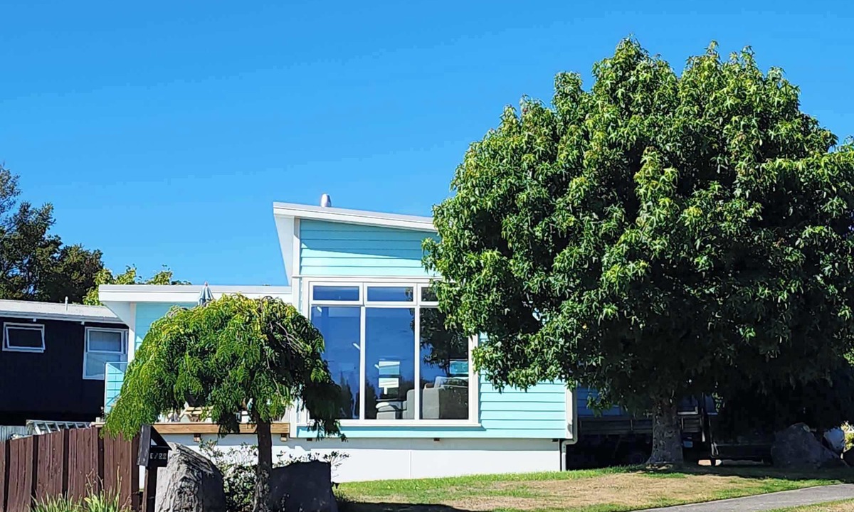 Taupo House | Walking Distance to the Lake - Sunny & Modern Home
