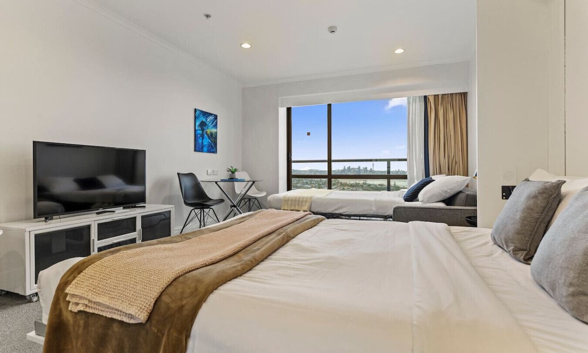 Takapuna Apartment | Skyline Sojourn Studio with Parking and Sea Views