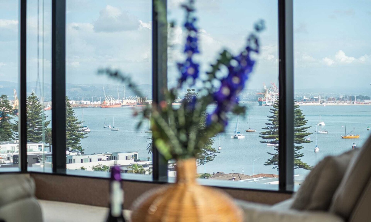 Mount Maunganui Apartment | Superb Elevated Sea Views with Heated Pool, Gym