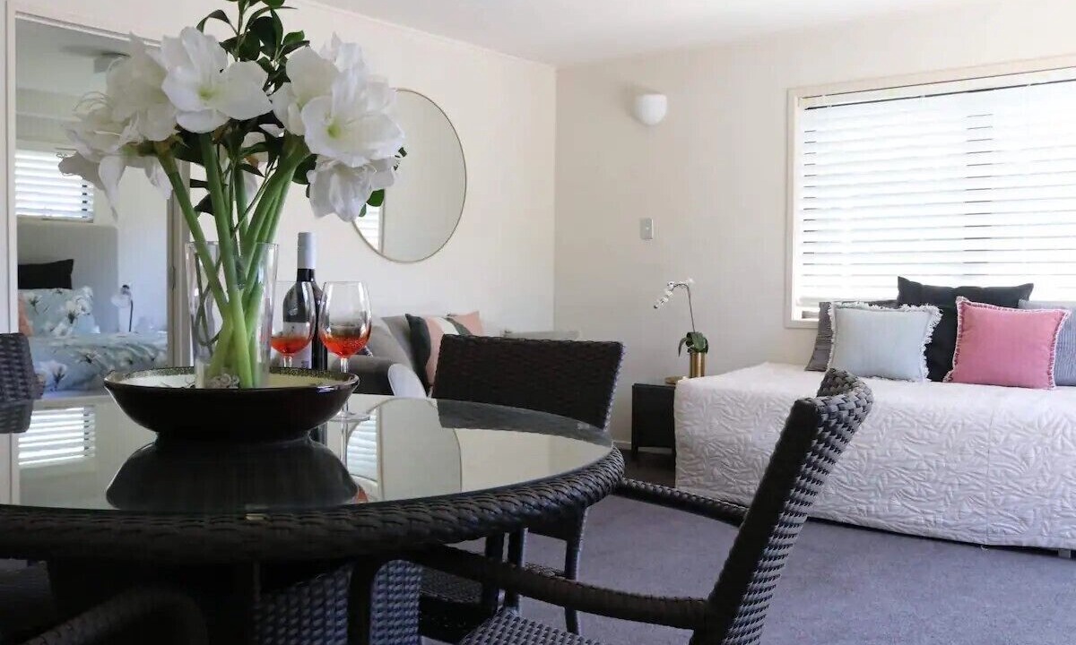 Mount Maunganui Apartment | Retreat on Rita -Cozy 1-Bedroom Mount Maunganui, Outdoor Patio, king-Size Bed – Steps from Beach & Vibrant Strip