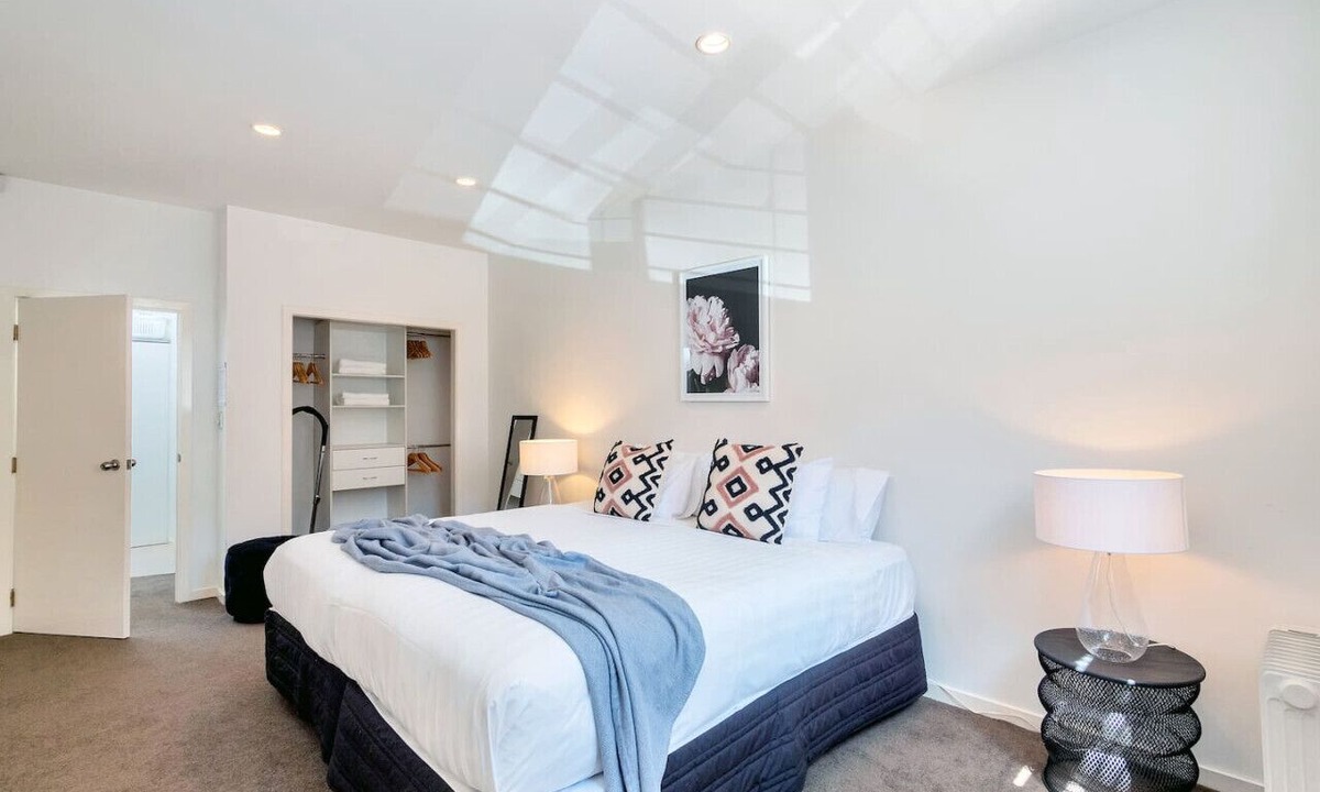 Newmarket Apartment | Eden`s Nest Apt near Westfield Newmarket